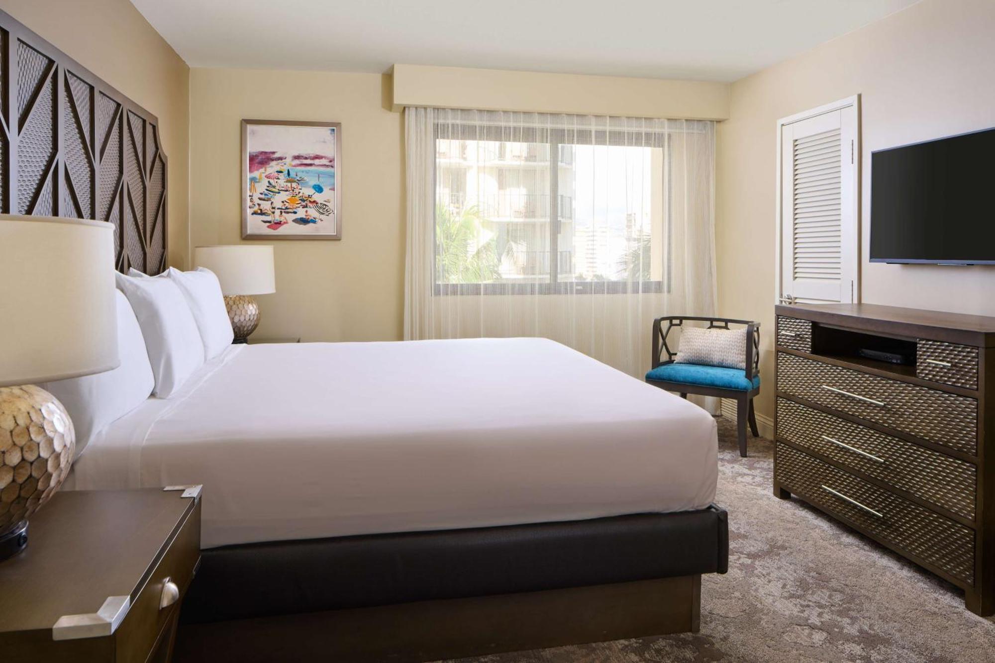 הונולולו Aston Waikiki Beach Tower מראה חיצוני תמונה A bedroom at the Hilton Las Vegas