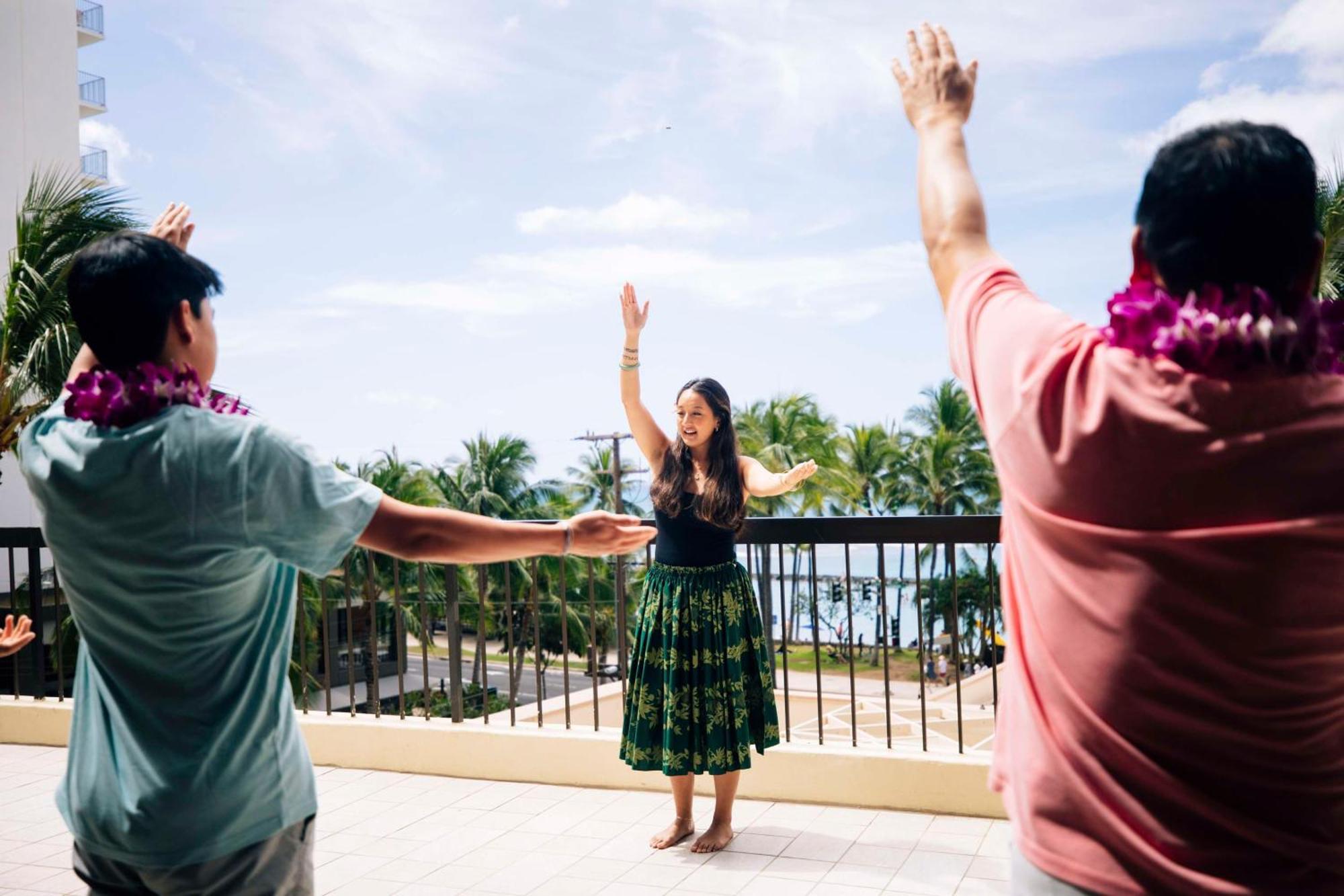 הונולולו Aston Waikiki Beach Tower מראה חיצוני תמונה Hula dancers at the Hilton Waikiki