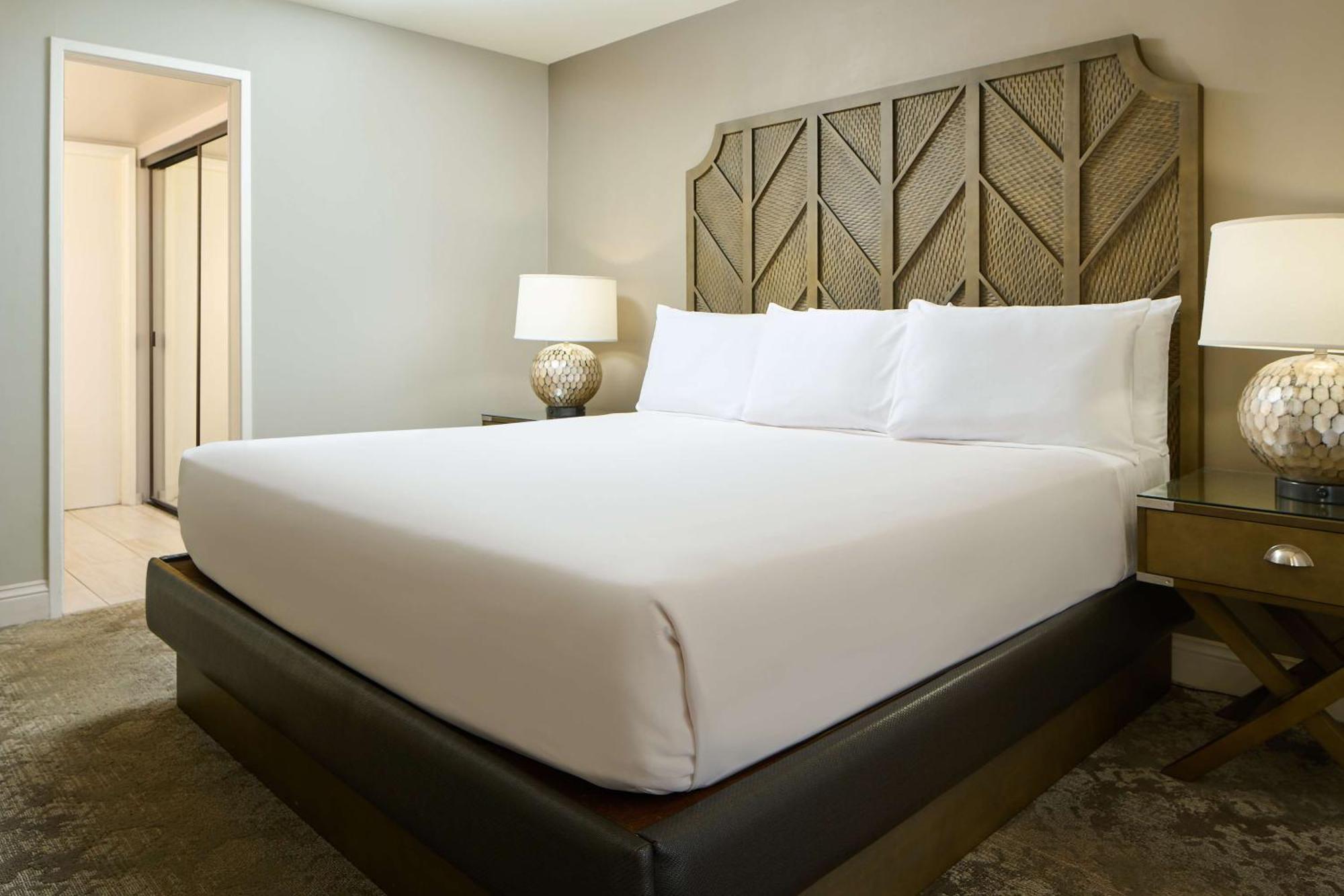הונולולו Aston Waikiki Beach Tower מראה חיצוני תמונה A king bed