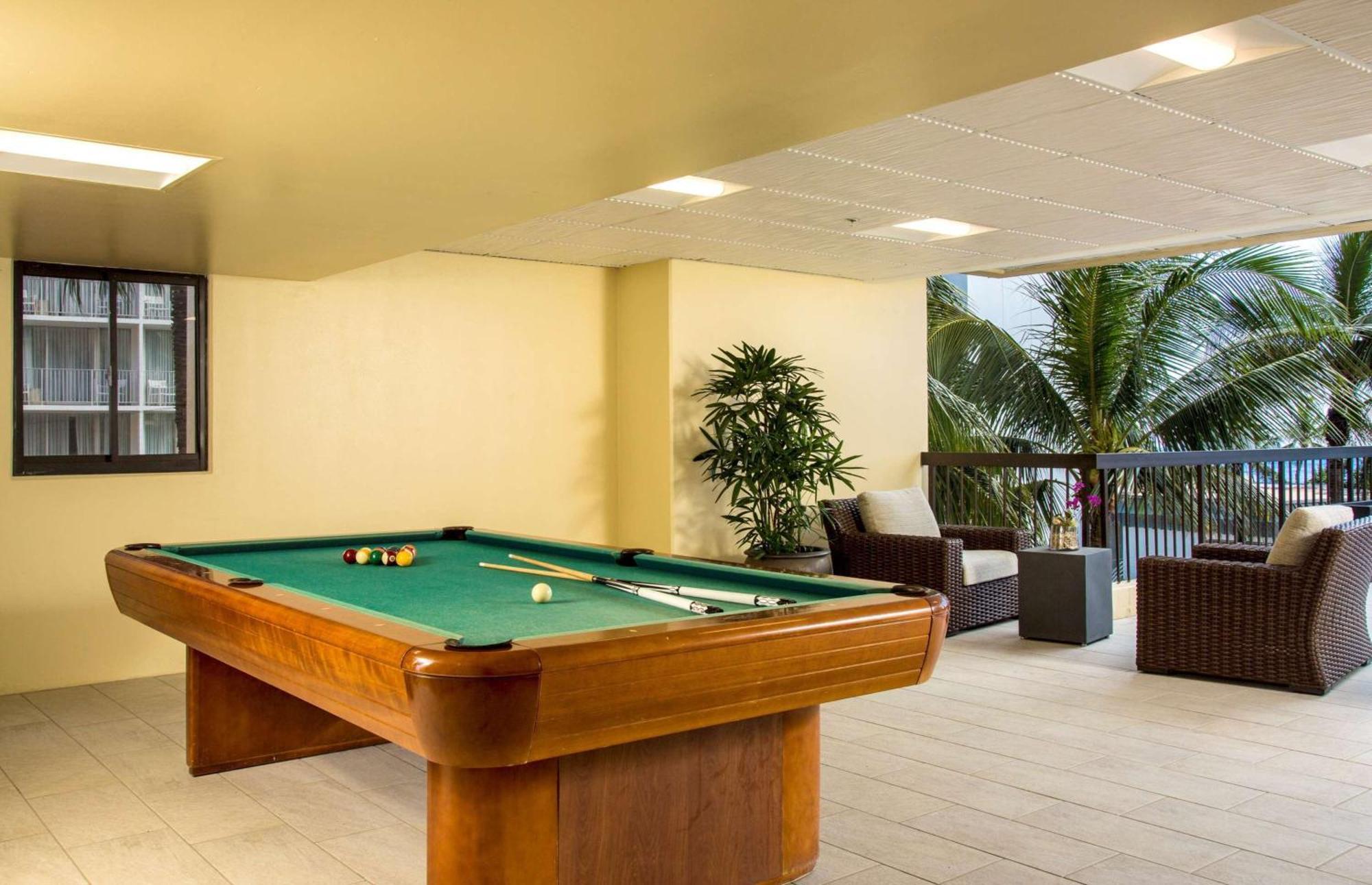 הונולולו Aston Waikiki Beach Tower מראה חיצוני תמונה A pool table