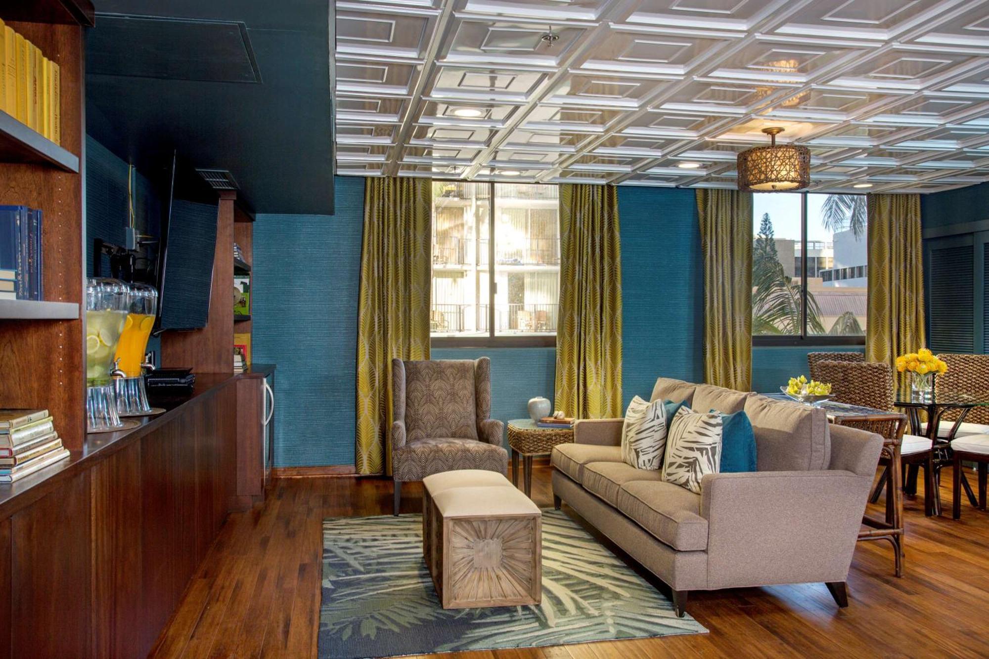 הונולולו Aston Waikiki Beach Tower מראה חיצוני תמונה The interior of a suite at the Westin