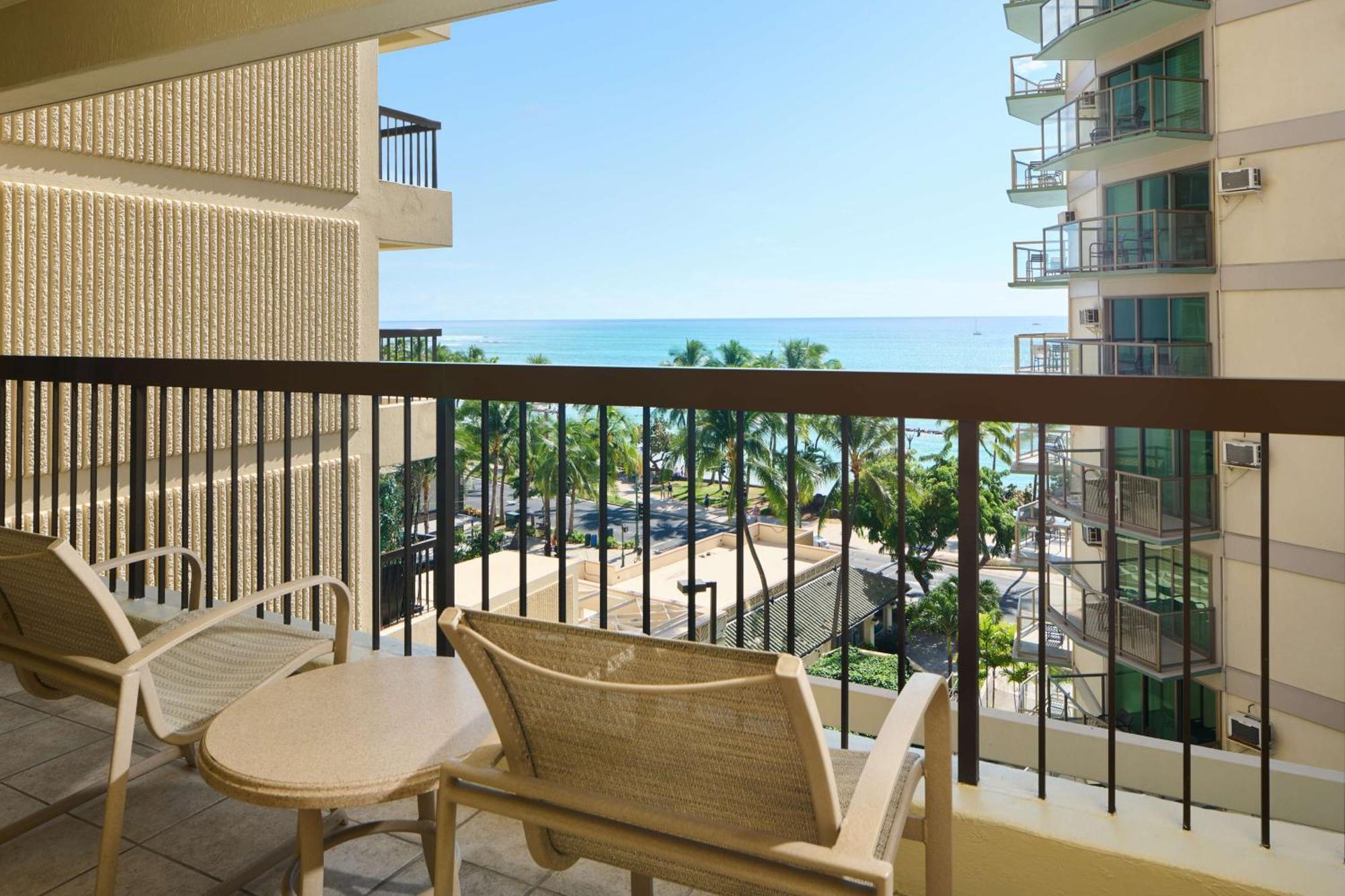 הונולולו Aston Waikiki Beach Tower מראה חיצוני תמונה A typical view from a guest room