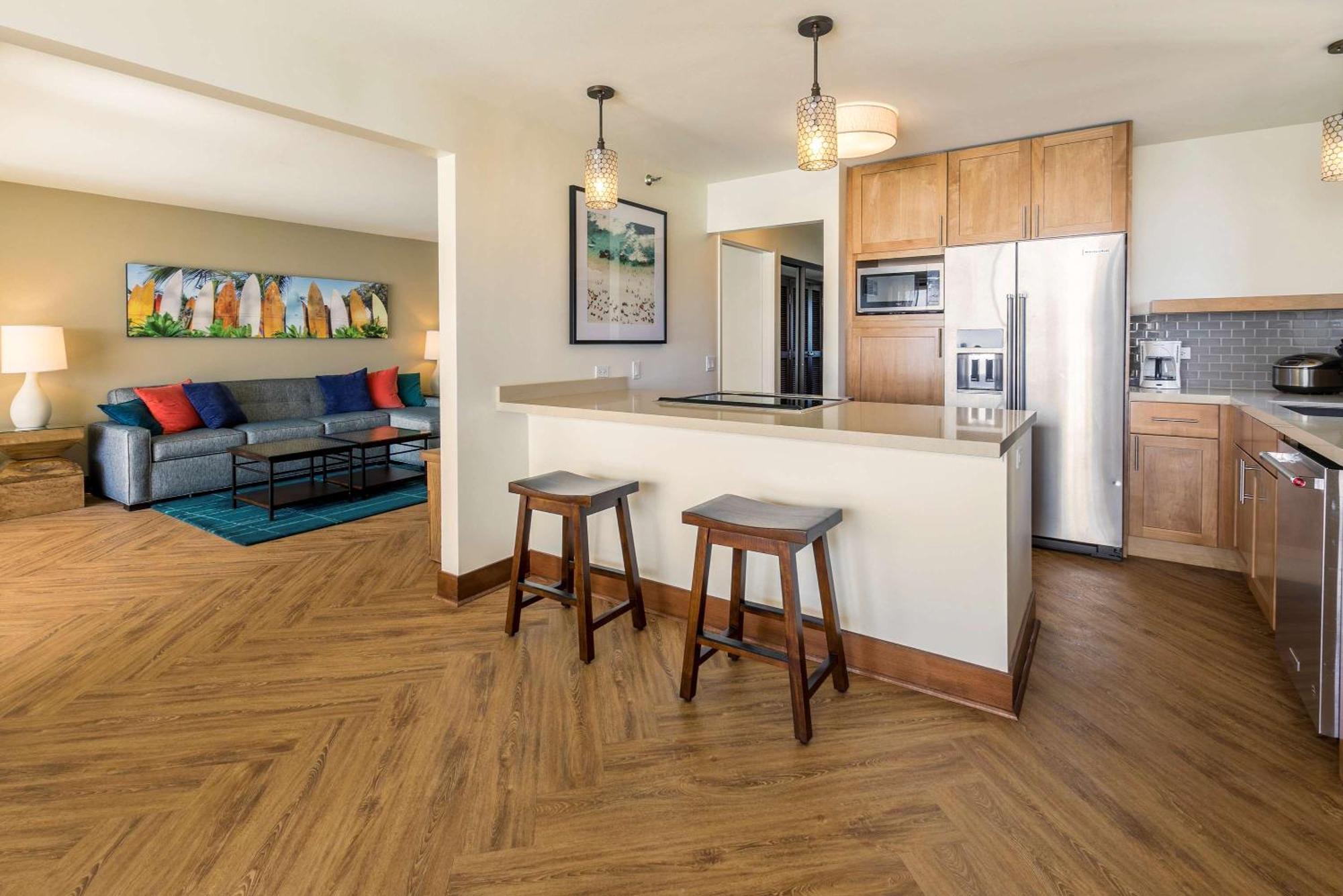 הונולולו Aston Waikiki Beach Tower מראה חיצוני תמונה A kitchen in a typical apartment