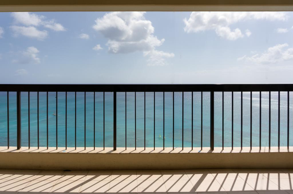 הונולולו Aston Waikiki Beach Tower מראה חיצוני תמונה A balcony